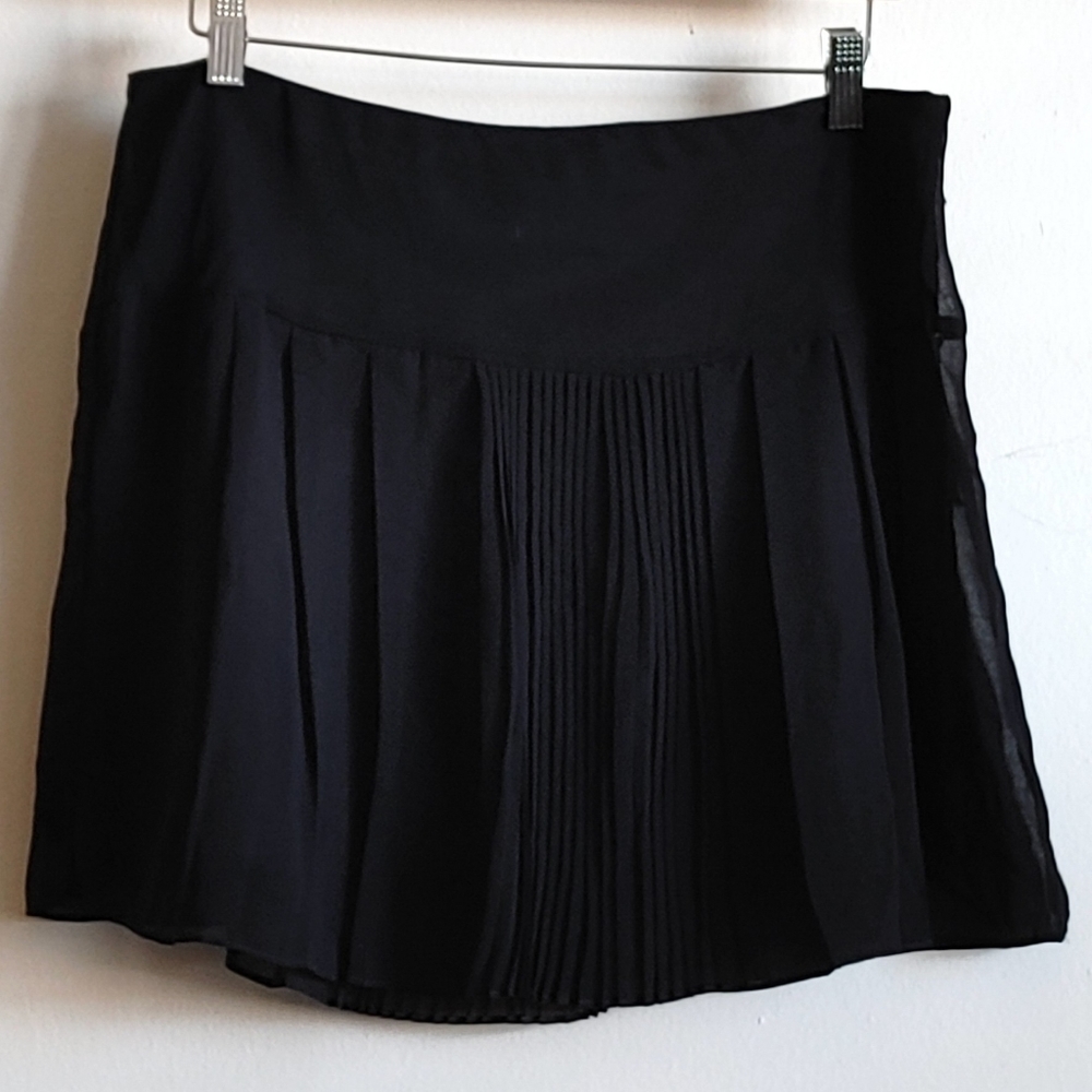 S Line Black Pleated Skirt Large
